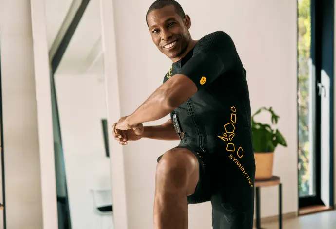Weight Loss with EMS – Indoor Fat Reduction Training A man in an EMS suit trains in the studio, engaging in an effective and intense workout to reduce fat and support weight loss with EMS.